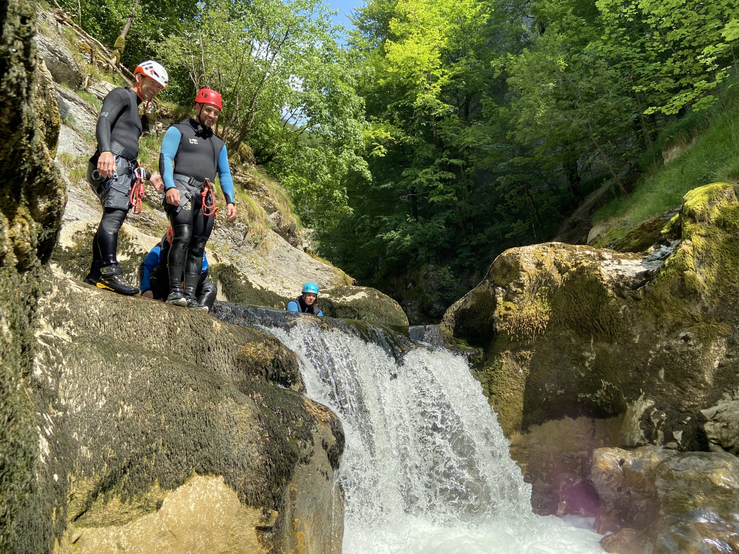 Canyoning dans le Jura avec saut en rivière encadré par un guide