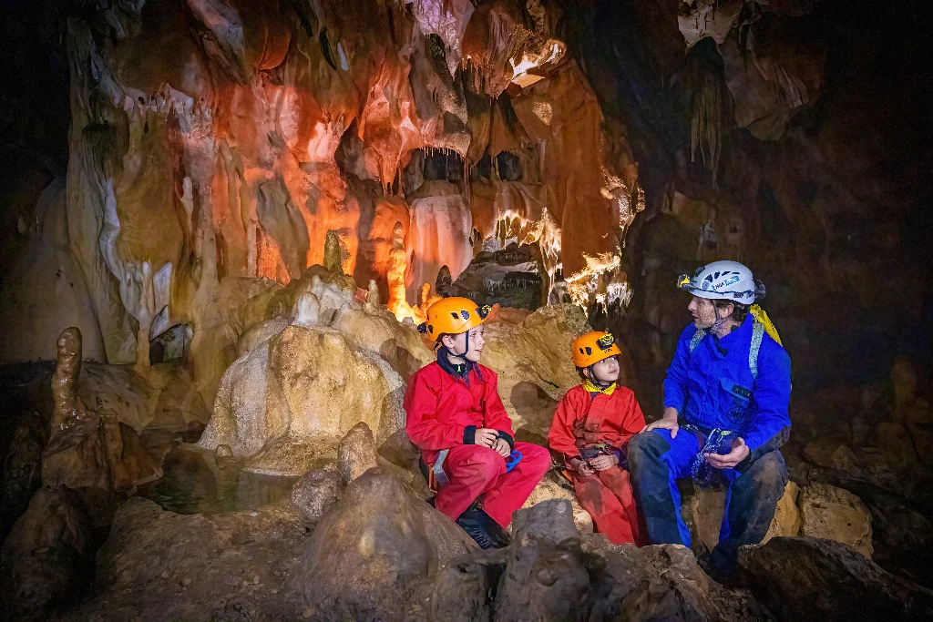 Spéléologie dans le Jura avec exploration de grotte accompagnée