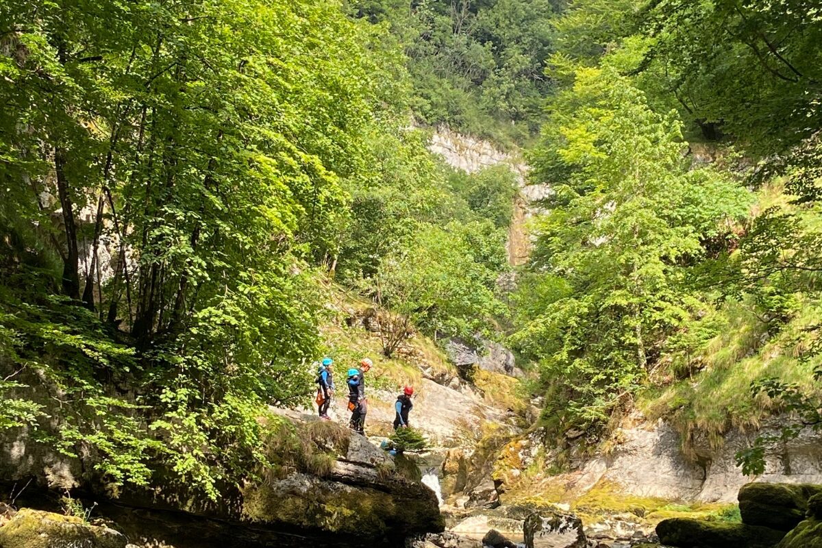Participants en canyoning sur un parcours accessible où les sauts ne sont pas obligatoires