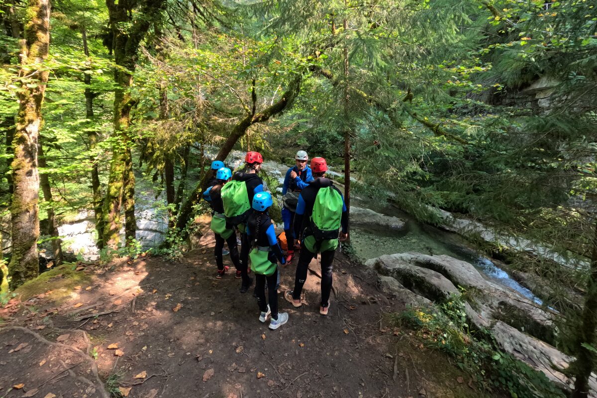 Guide de canyoning accompagnant un groupe de débutants dans le Jura