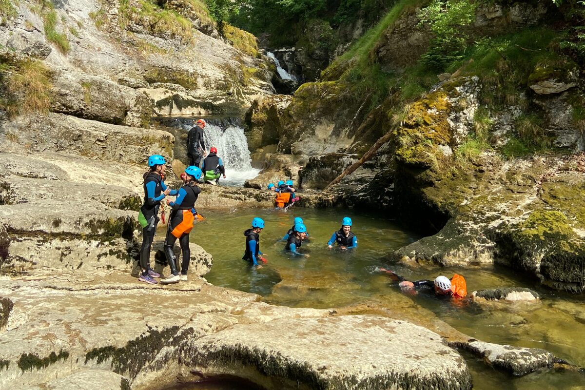 Parcours de canyoning adapté aux débutants dans le Jura