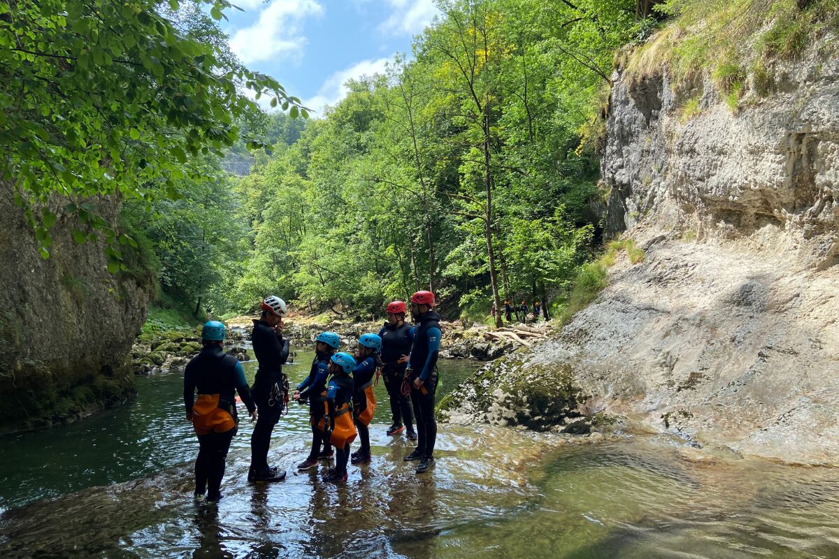 Groupe de débutants découvrant le canyoning dans le Jura malgré une appréhension du vide