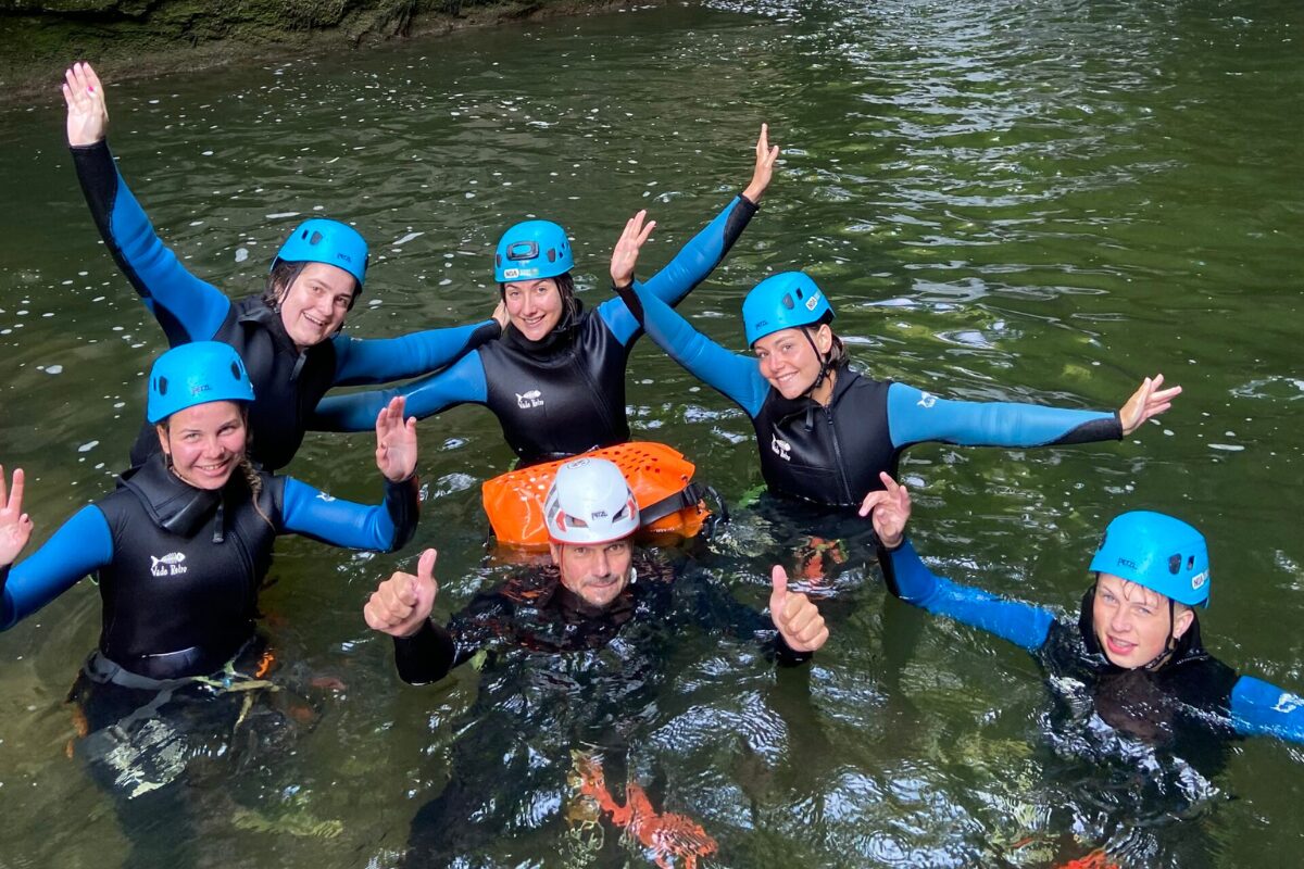 Participants profitant de leur première sortie canyoning dans le Jura