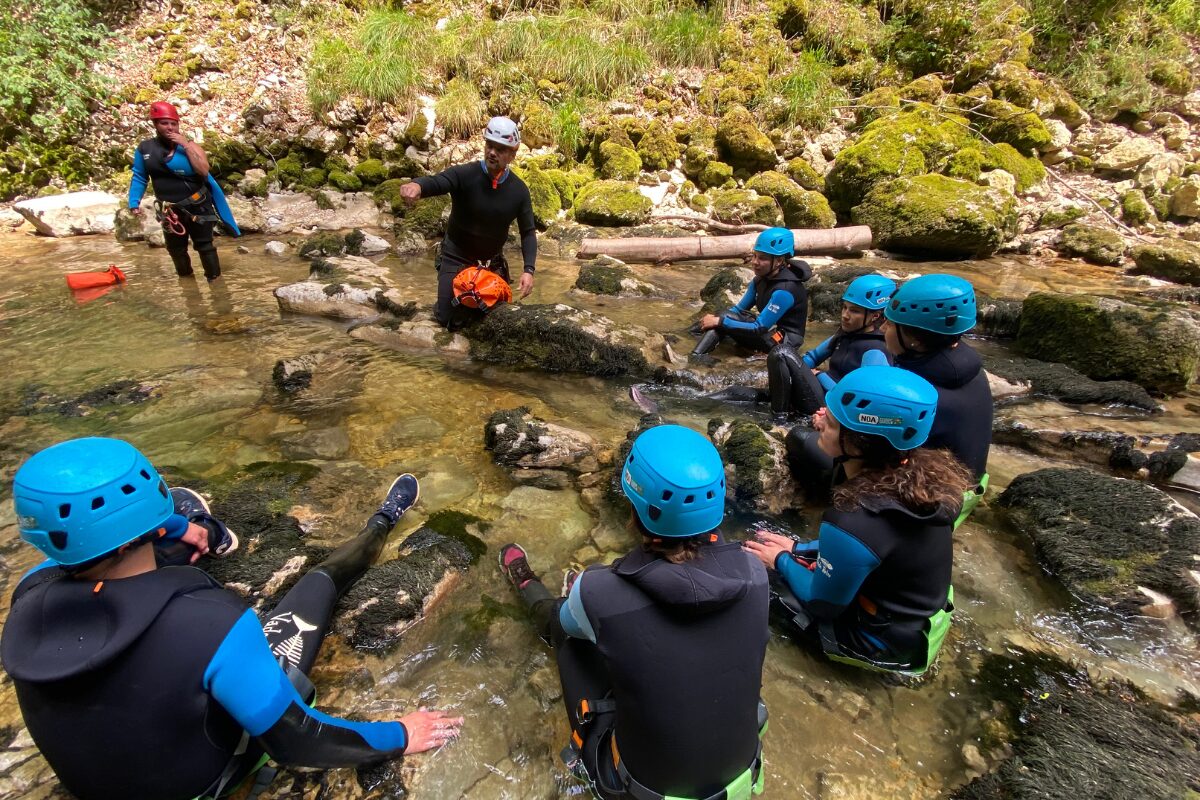 guide-briefing-canyoning-famille Guide NOA Guides donnant les consignes avant une sortie canyoning en famille