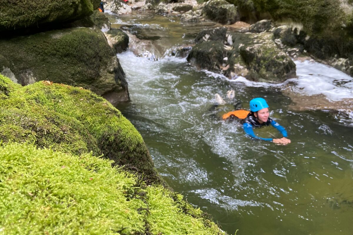 savoir-nager-canyoning Enfant nageant dans une vasque en canyoning dans le jura
