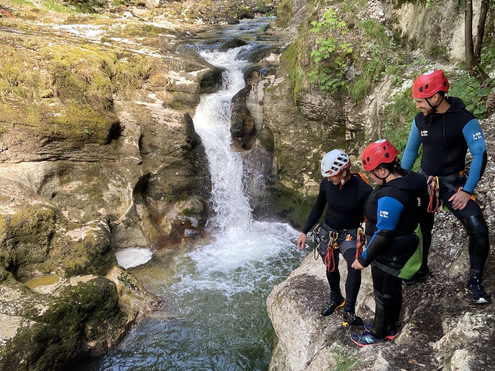 cascade-canyon-de-malvaux-foncine-le-bas Petit groupe au pied d’une cascade dans le canyon de Malvaux à Foncine-le-Bas