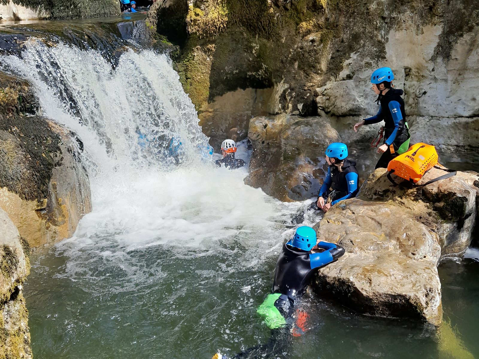 cascade-gorges-de-malvaux-canyoning Canyonistes au pied d’une cascade dans les gorges de Malvaux, dans le Haut-Jura