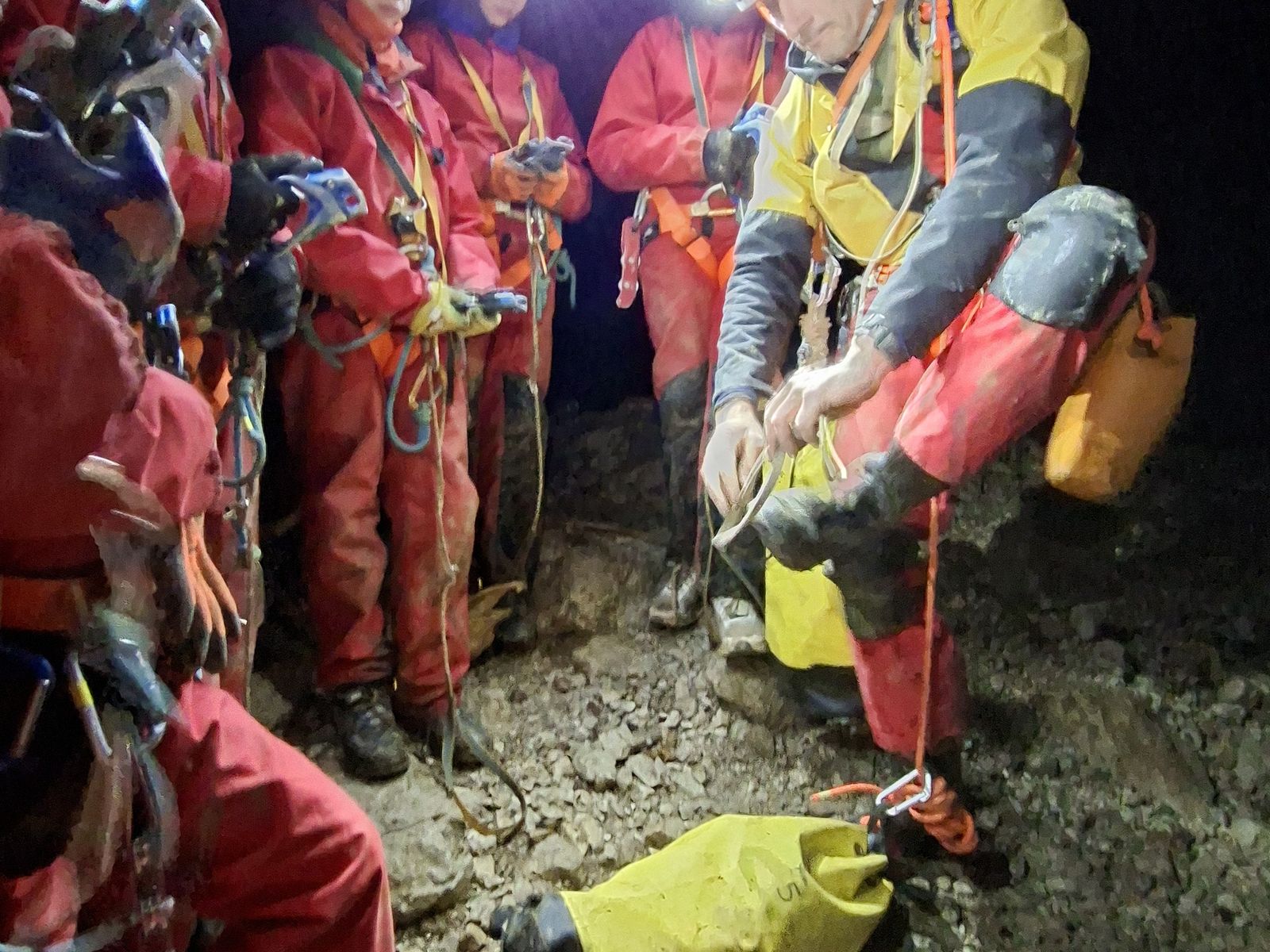 equipe-speleologues-fond-de-gouffre Équipe de spéléologues s’équipant sur corde au fond d’un gouffre
