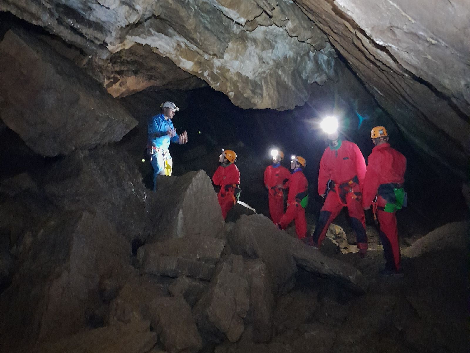 Exploration de la galerie principale de la grotte des Faux-Monnayeurs à la lampe frontale