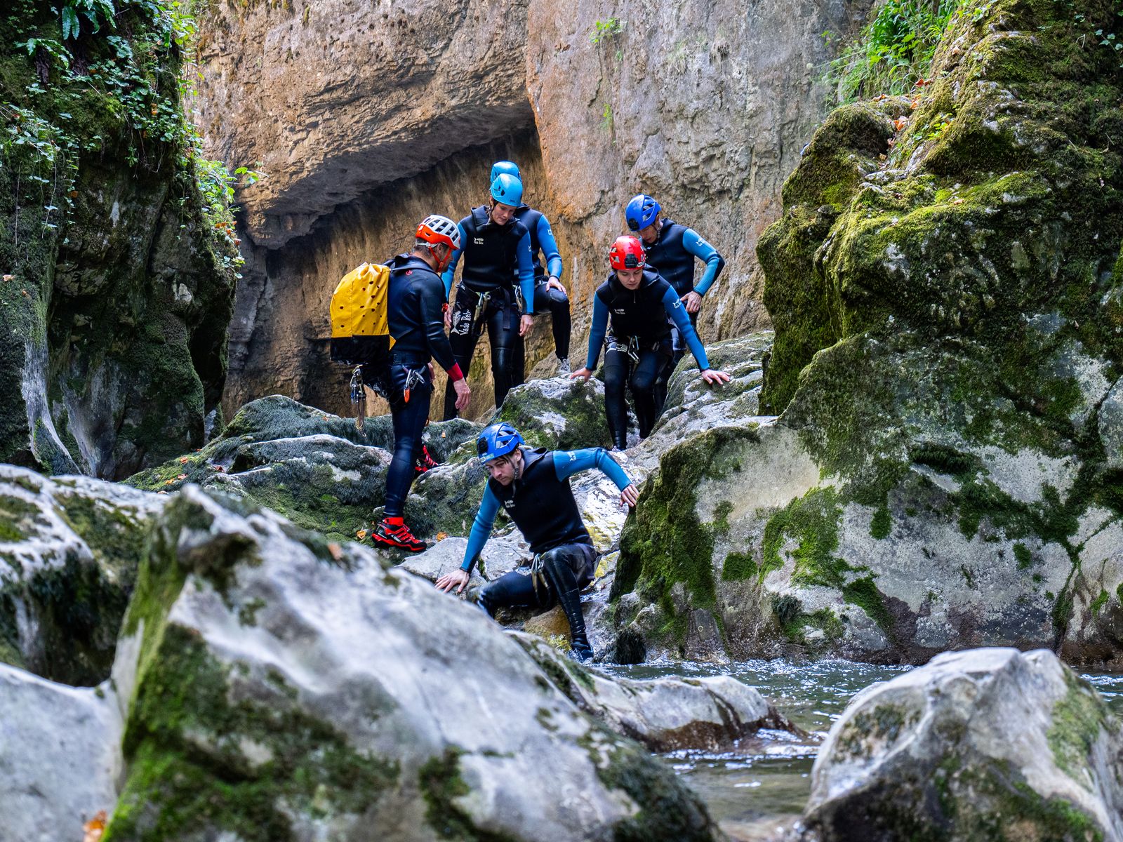 gorges-de-la-langouette-canyoning-saine Groupe en combinaison de canyoning progressant dans les gorges de la Langouette, sur la Saine