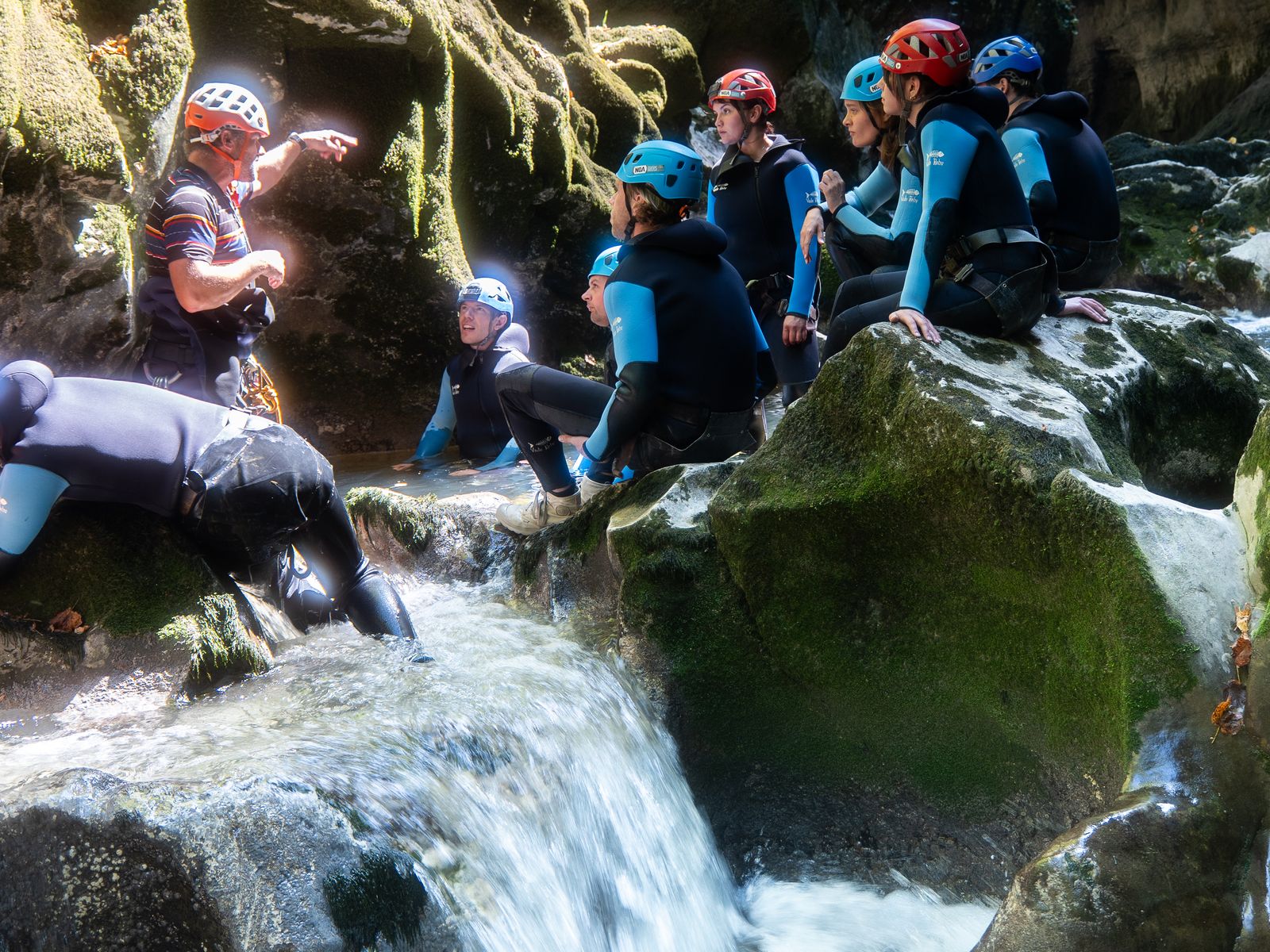 gorges-de-la-langouette-cascade-groupe Groupe en pause au bord d’une cascade dans les gorges de la Langouette