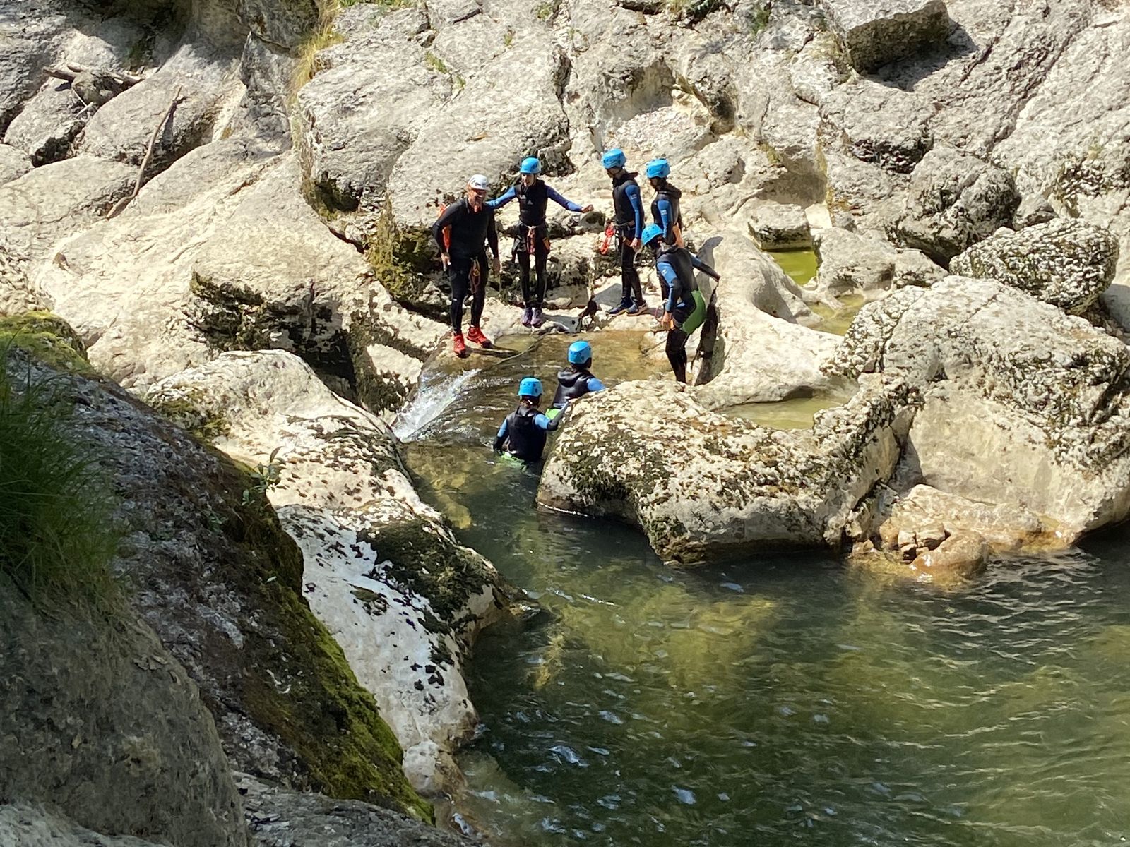 gorges-de-malvaux-riviere-saine Canyonistes au milieu des rochers calcaires des gorges de Malvaux, sur la rivière Saine