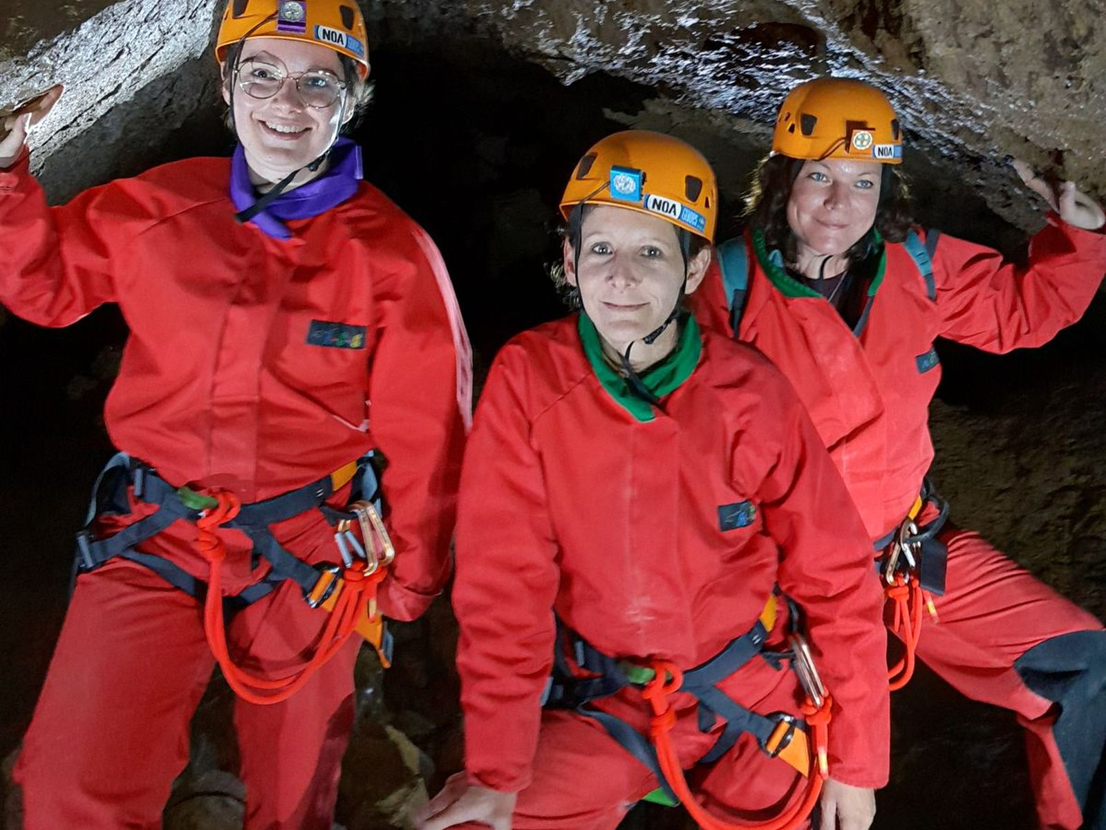 Participants souriants lors d’une sortie spéléo dans la grotte des Faux-Monnayeurs