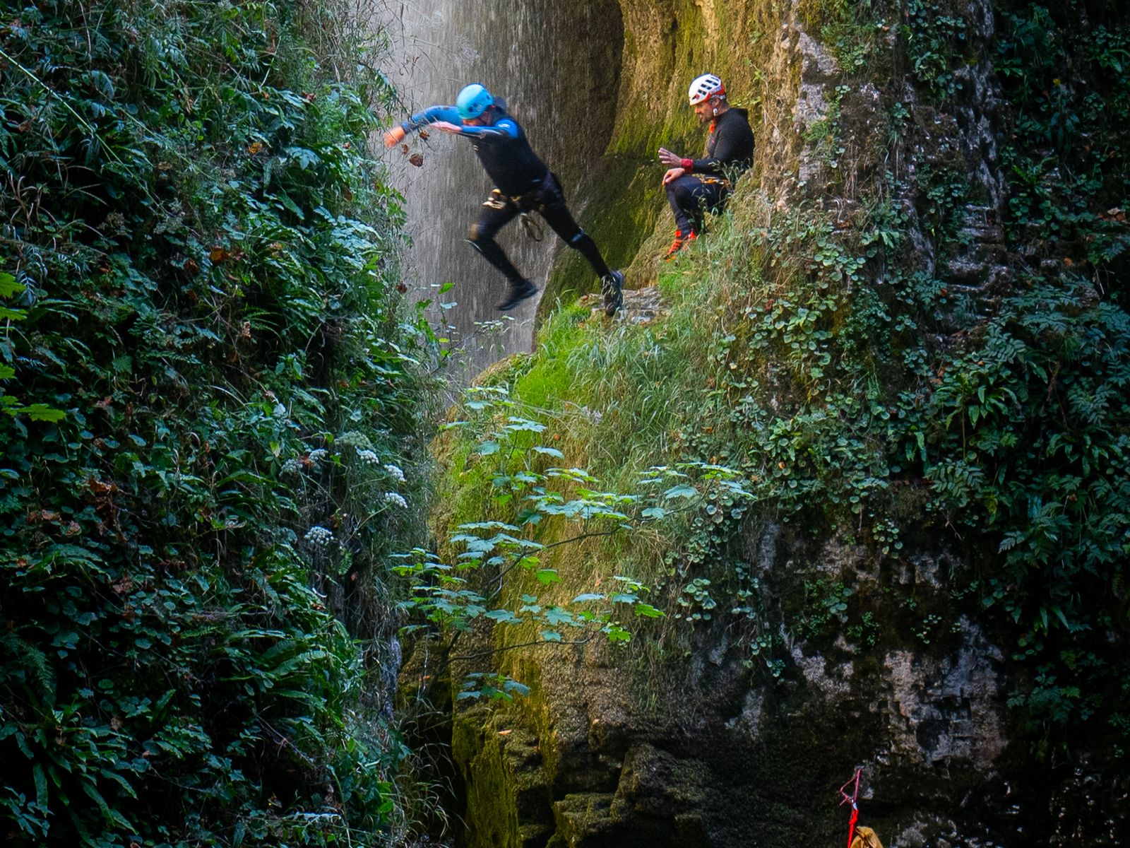 rappel-cascade-gorges-de-la-langouette Descente en rappel le long d’une cascade dans les gorges de la Langouette