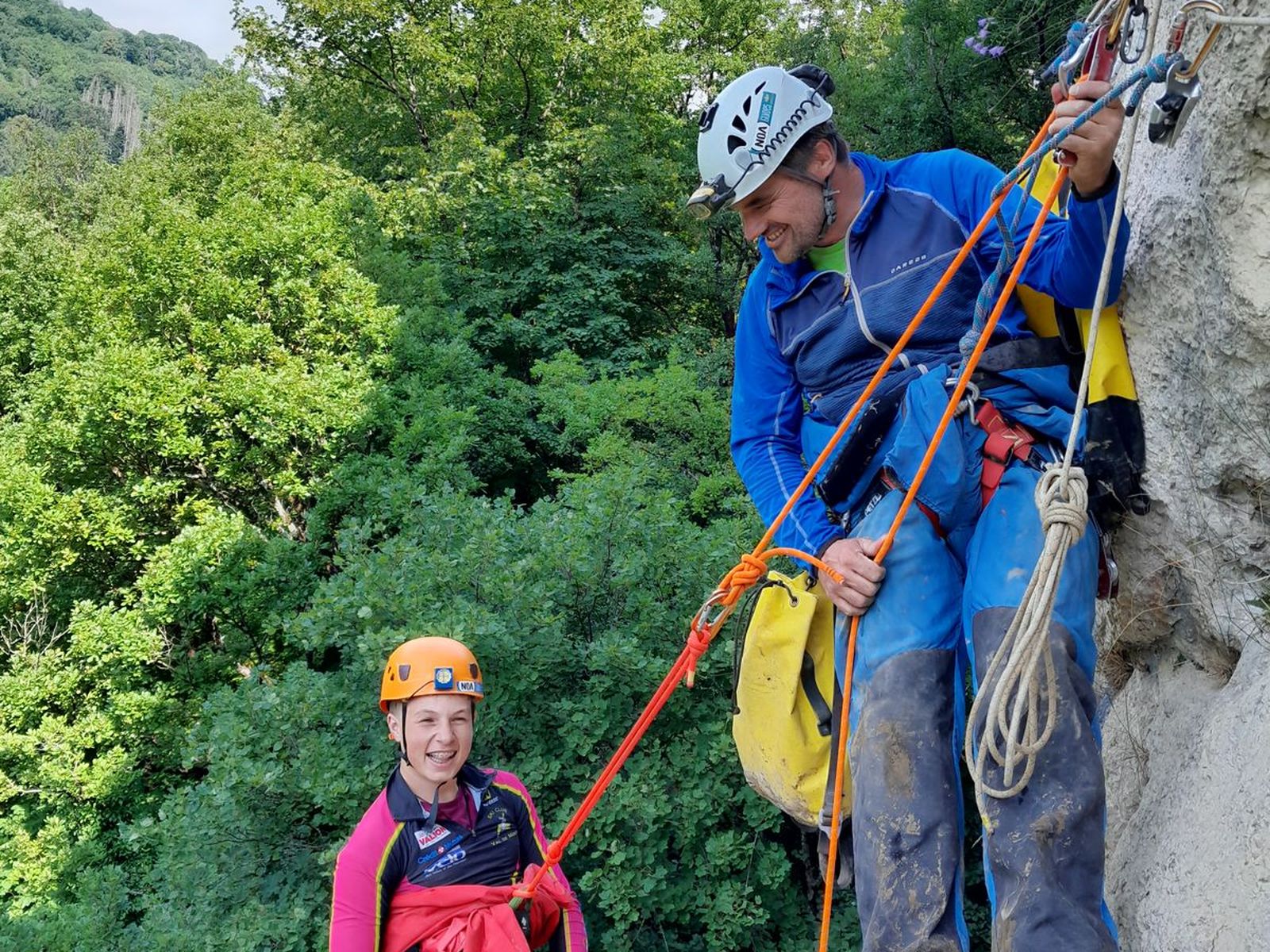 Descente en rappel sur la falaise à la sortie de la grotte de la Vieille Roche, avec un guide