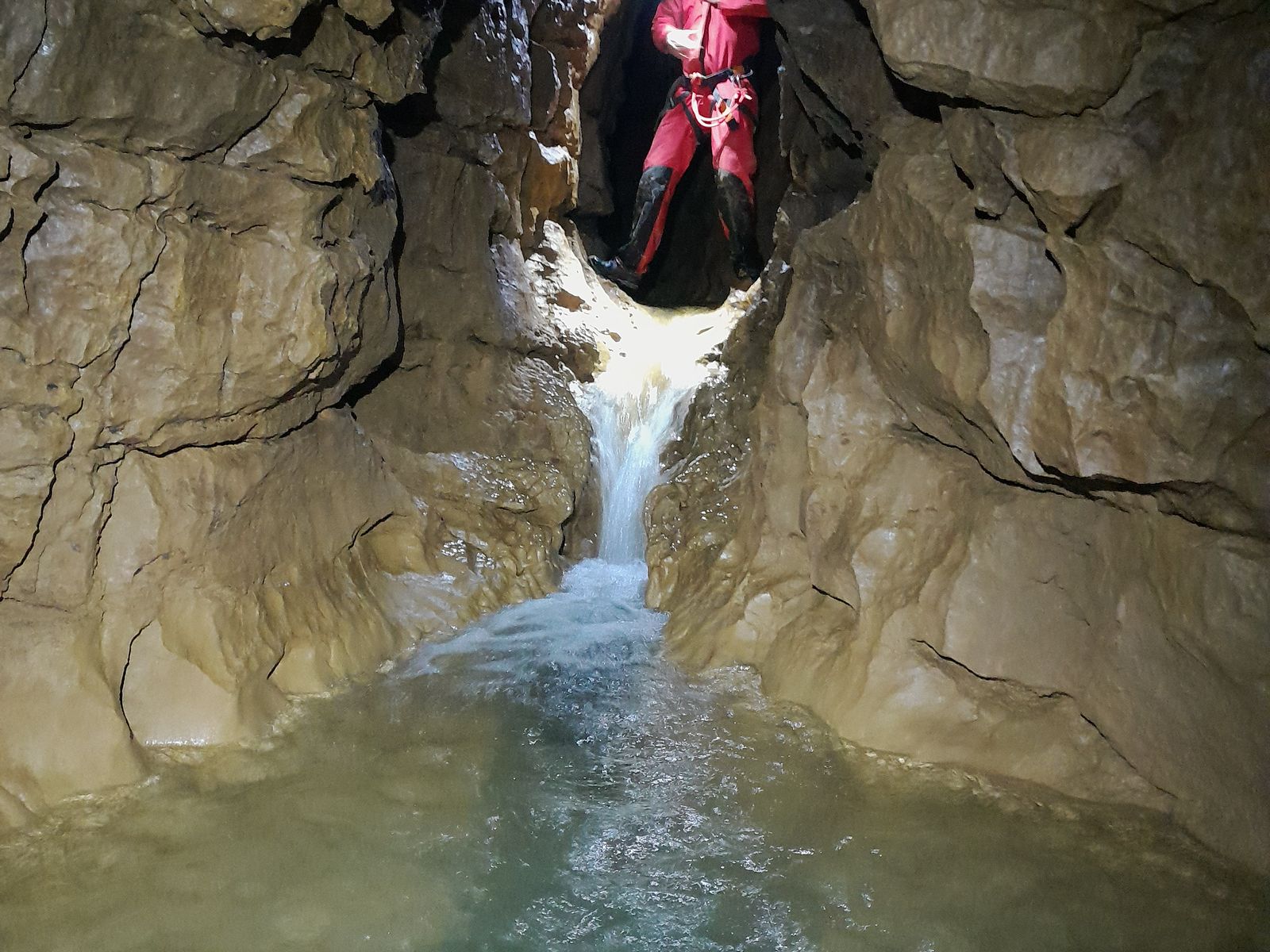 riviere-souterraine-reseau-karstique-jura Rivière souterraine creusée dans le calcaire d’un réseau karstique du Jura